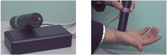 Портативный фотоплетизмограф, работающий со световыми сигналами, обратно рассеянными телом: слева – внешний вид, справа – сенсор в работе при исследовании сигналов, снимаемых с ладони
