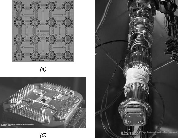а) Микрофотография активной части 16-кубитного квантового процессора "Орион". б) Сверхпроводящая часть процессора. Справа – процессор, установленный на криогенном носителе