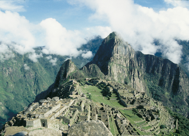 Оригинальное 48-би-товое сканированное изображение содержит хорошие данные: в облаках полностью представлены света, а в тенях присутствуют все мелкие детали, какие только удалось извлечь из фотопленки, но контраст несколько грубоват, средние тона и три- четверть-тона слишком темные, а цвет требует насыщения