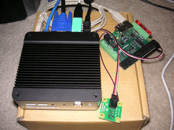 Система удаленного контроля и мониторинга температуры на основе Web-страницы, созданная с помощью аналогового температурного датчика, соединенного с платой интерфейса Phidgets 8/8/8, присоединенной к устройству eBox, выполняющему CE6.0. Цифровые выходы Phidget, видимые в красных LED, управляют передаваемыми сигналами тепла, AC и вентилятора