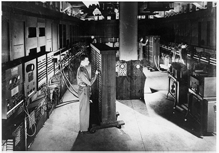 Взаимодействие человека и ЭВМ ENIAC (From IBM Archives)